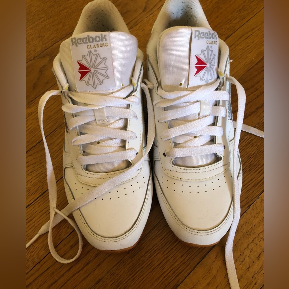 White Leather Reebok Classic, size 7
Gently used.